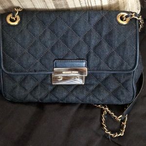 Measures 12 by 7 a lot of pockets new no tags